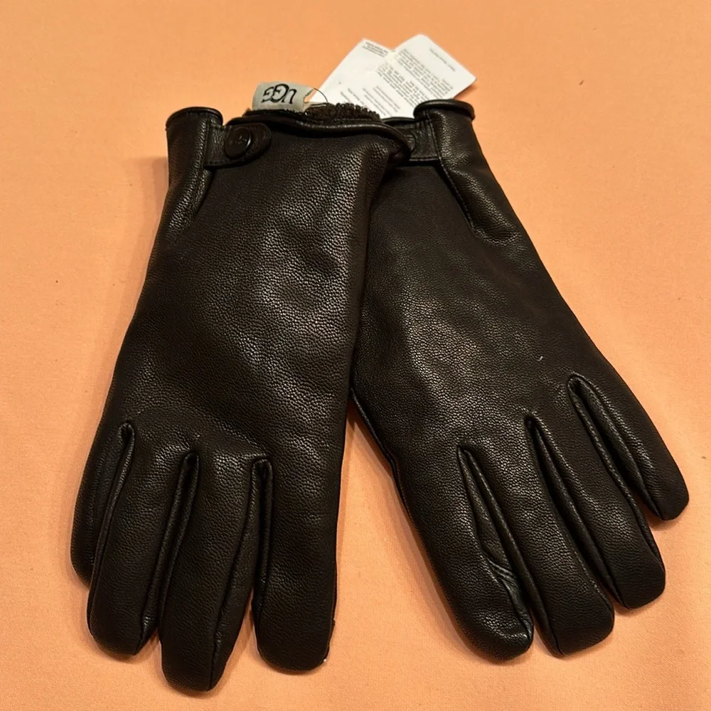 New UGG Leather/faux fur lining gloves. Size XL. Black.